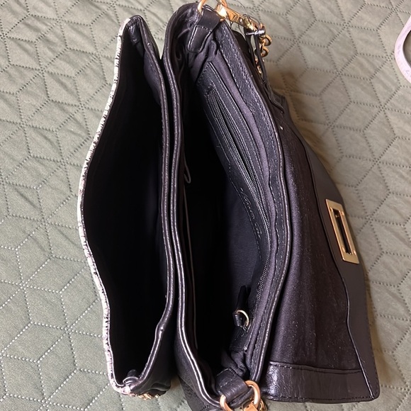 - Kenneth Cole Snake Front Handbag. - Picture 7 of 16